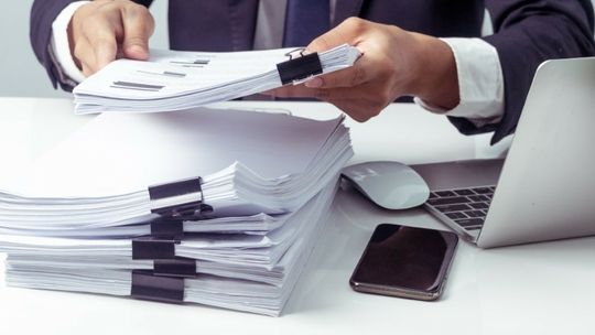 Elektroniczna ewidencja czasu pracy a papierowa - co lepsze?
