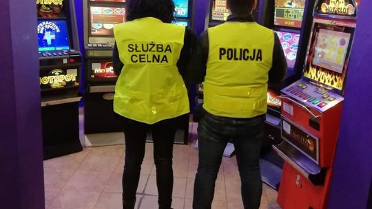 Emerytka pilnowała jednorękich bandytów