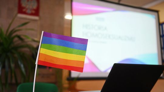 Endokrynolog: w tym roku ukażą się pierwsze polskie zalecenia nt. opieki nad nastolatkami z dysforią płciową