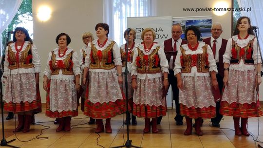Fajne Babki i Ludowiacy na uroczystości wręczenia grantów dla sołectw z powiatu tomaszowskiego