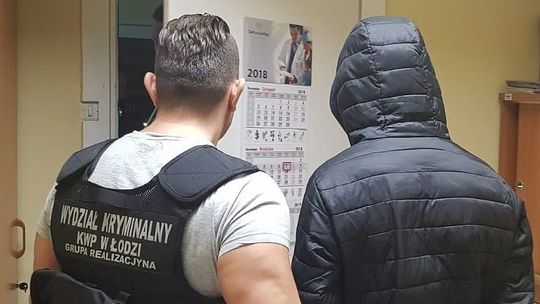 Fałszywi policjanci grozili bronią i okradli cudzoziemców. Już zostali zatrzymani