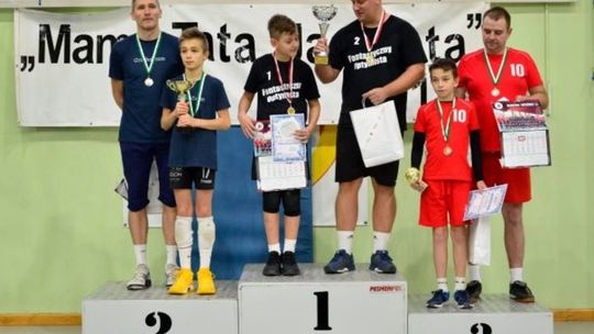 " Fantastyczni Optymiści " i "Perełki" zwyciężają w  siódmej edycji turnieju siatkówki rodzinnej „Mama, Tata, Ja i siata 2019”.