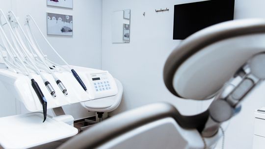 Fatalne dane z NFZ-u. Publiczna stomatologia stacza się. Coraz mniej lekarzy chce pracować dla Funduszu