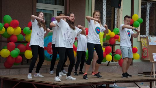 Festyn „Czas na zdrowie” w Gimnazjum nr 6: trampoliny, konkursy i zdrowy poczęstunek dla uczniów i gości