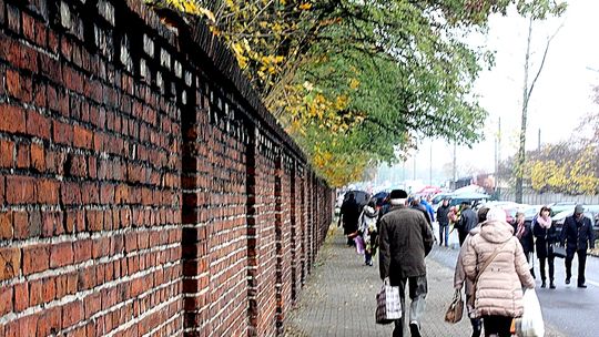 (FOTO) Święto Zmarłych na cmentarzu przy ulicy Smutnej