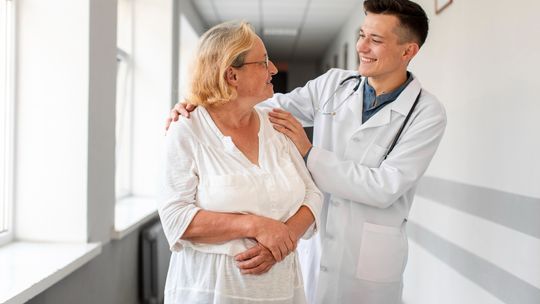 Umowa z NFZ podpisana. Fundacja Dwa Skrzydła księdza Chirka uruchamia domowe hospicjum