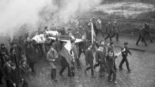 Gomułka oszukany, czyli w Grudniu ’70 cynicznie doprowadzono do przelewu krwi