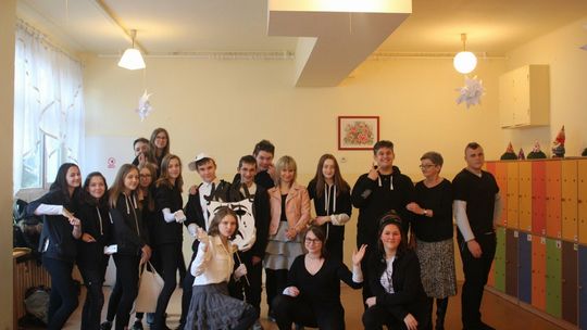 Grupa Teatralna INNI wystawiła "Pociąg do poezji" w Przedszkolach nr 5, 7 i 19