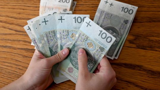 GUS: w 2023 r. dochód rozporządzalny na osobę wzrósł realnie o 2,1 proc.