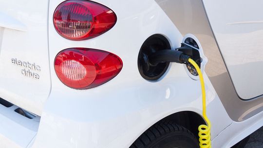 Hennig-Kloska o rozwoju elektromobilności w Polsce: musimy przyspieszać z budową infrastruktury
