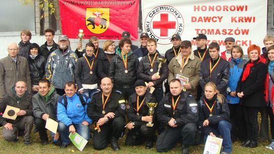 Honorowi krwiodawcy na strzelnicy