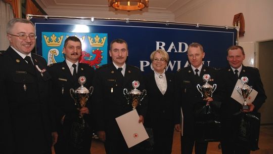 Honorowi krwiodawcy w strażackich mundurach