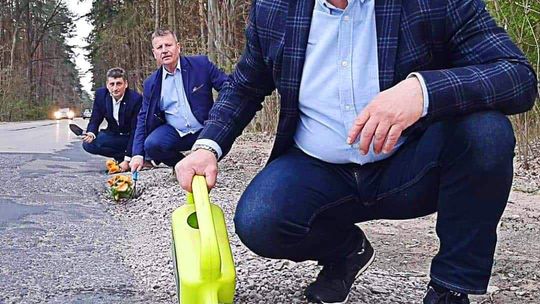 I ten brzydki i ten gładki.... celebryci sadzą kwiatki 