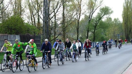 I ten duży i ten mały jedzie ścieżką wprost do Spały