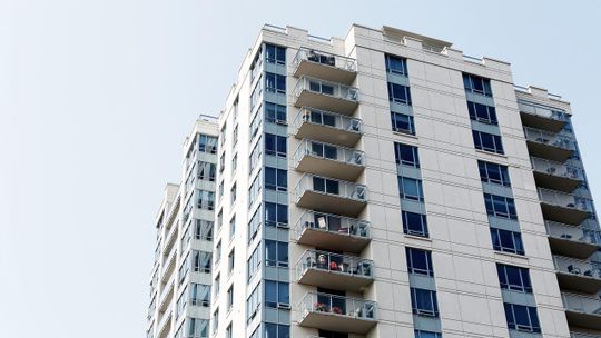 Ile trzeba oszczędzać, by za gotówkę kupić mieszkanie?