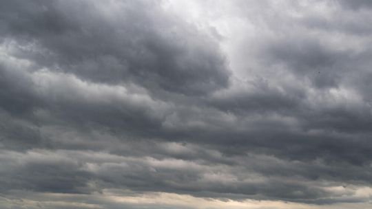 IMGW: niż znad Bałkanów przyniesie we wtorek intensywne opady deszczu; jest alert RCB