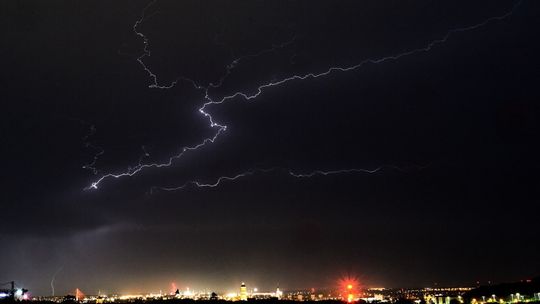 IMGW wydał ostrzeżenia przed burzami z gradem i upałem