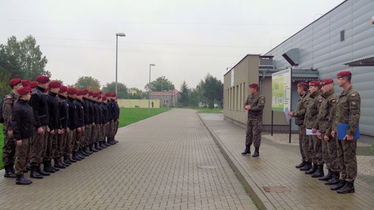 Inauguracja szkolenia praktycznego uczniów „Mechanika” z tomaszowskimi kawalerzystami. Jak działa program MON?