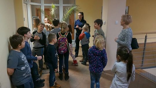 "Jak bezpiecznie spędzić ferie" - to temat spotkania policjantów z uczniami
