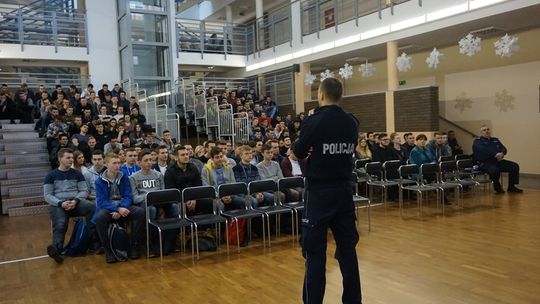 Jak bezpiecznie zachowywać się za kierownicą