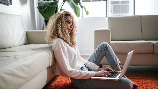 Jak budować zaufanie w związkach online?