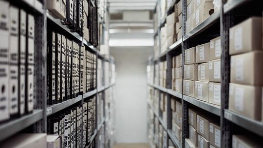 Jak efektywnie wybrać wynajem powierzchni magazynowych?