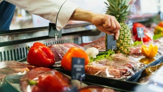 Jak inflacja zmienia ceny mięsa? Podpowiadamy, jak wydawać mniej i z głową