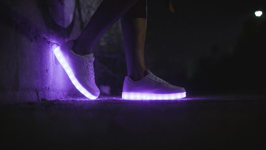 Jak nosić neonowe buty sportowe z klasą?