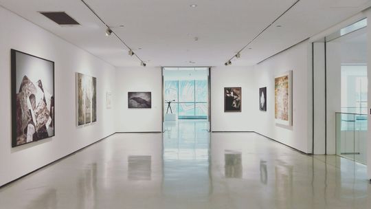 Jak odwiedzać galerie sztuki w Warszawie, aby w pełni cieszyć się kulturą miejską?