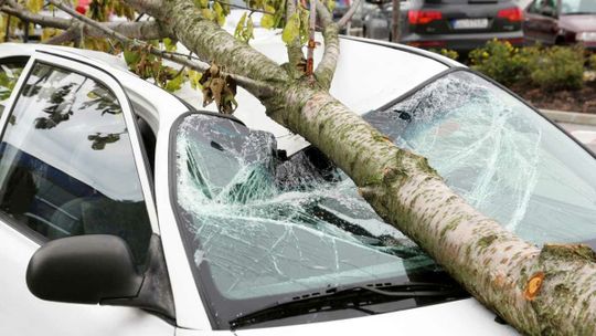 Jak otrzymać odszkodowanie za zniszczone podczas burzy auto? Nawet jeśli nie masz AC