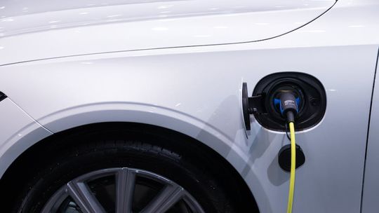 Jak poprawnie ładować "elektryka" - ile trwa ładowanie?