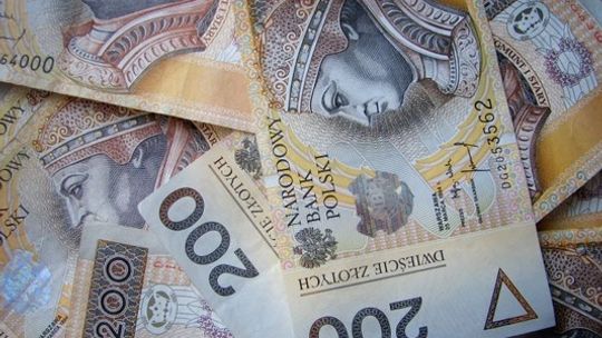 Jak ukryć „czarną strefę”? "Niezależni eksperci szacują ją nawet na kilkanaście procent! W nielegalnym obiegu są więc dziesiątki miliardów dolarów! Czy takie dane podamy do Brukseli?!"
