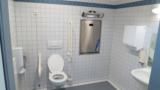 Jak utrzymać świeżość w toalecie publicznej bez przesadnie intensywnego zapachu
