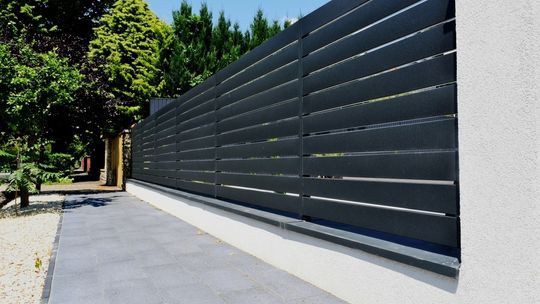 Jak zamontować płot aluminiowy – krok po kroku