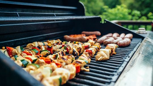 Jak zorganizować grillowanie na balkonie lub tarasie?