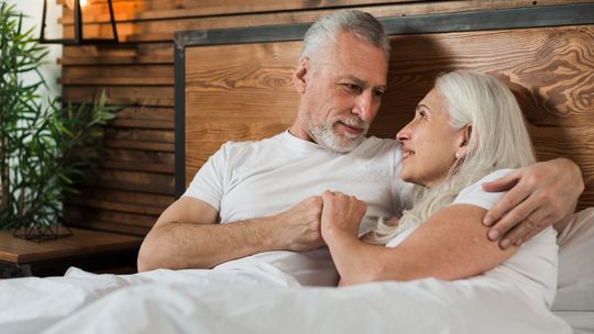 Jaki materac dla babci i dziadka? Wybieramy najwygodniejsze materace dla seniorów