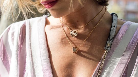 Jakie są najnowsze trendy w modzie na bizuterię modułową z charmsami?