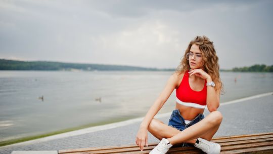 Jakie sneakersy męskie wybieramy najchętniej? Jak nosić je modnie do różnych stylizacji?