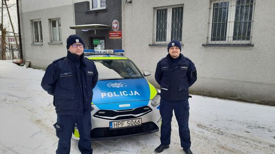 Jeden telefon może uratować życie. Policyjna interwencja na ul. Tkackiej w Tomaszowie