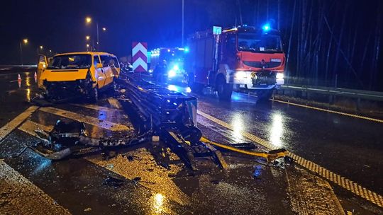 Jedna osoba zginęła w zderzeniu busa z ciężarówką na ósemce w okolicach Wolborza