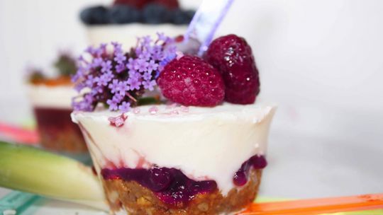 Jem truskawki, piję kawę, karmię piersią… dieta matki karmiącej- hit czy kit?