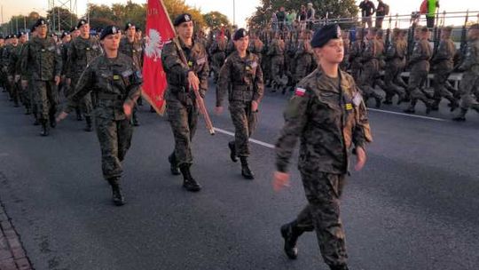 Kadeci na próbie generalnej do uroczystości Święta Wojska Polskiego.