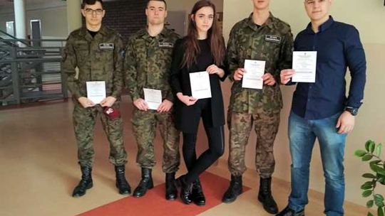 Kadeci z wojskowymi certyfikatami językowymi.