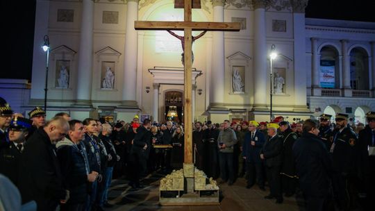 Kard. Nycz na zakończenie Drogi Krzyżowej: wojna to wielka porażka ludzkości