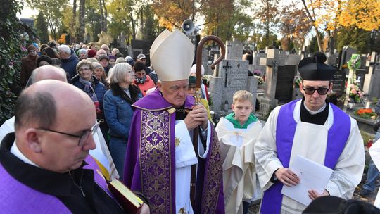 Kard. Nycz: niech uroczystość Wszystkich Świętych będzie okazją do ożywienia wiary w zmartwychwstanie