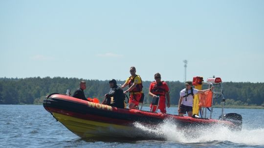 Kawalerzyści skaczą nad Zalewem Sulejowskim