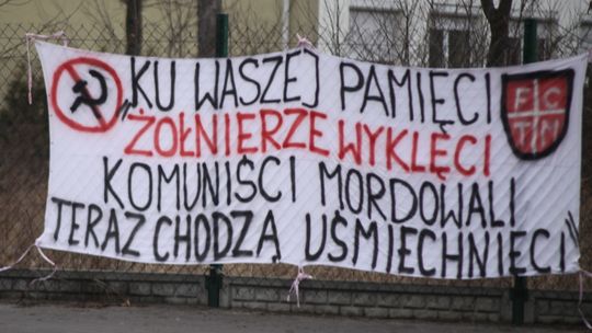 Kibice w hołdzie bohaterom