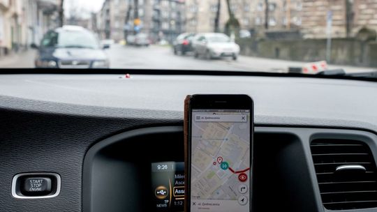 Kierowcy z tzw. taksówek na aplikację muszą mieć polskie prawo jazdy