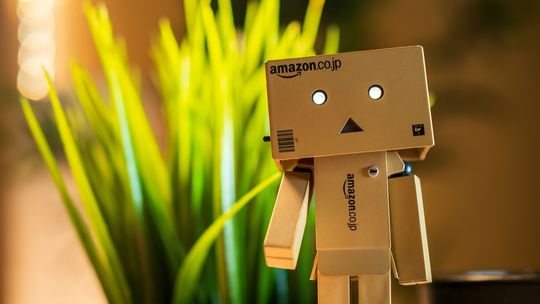 KNF ostrzega: fałszywe reklamy na Facebooku wykorzystujące wizerunek serwisu Amazon