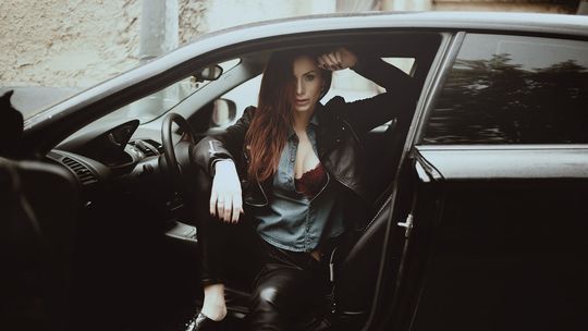 Kobiety za kierownicą: Bezpieczeństwo, statystyki i stereotypy